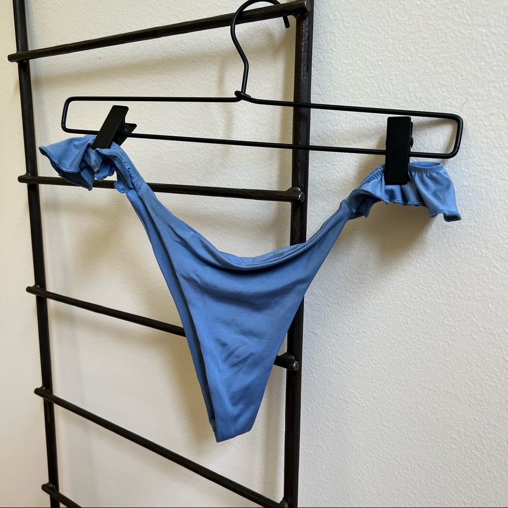 Frankies Bikinis Ruffle Bottom 🫐